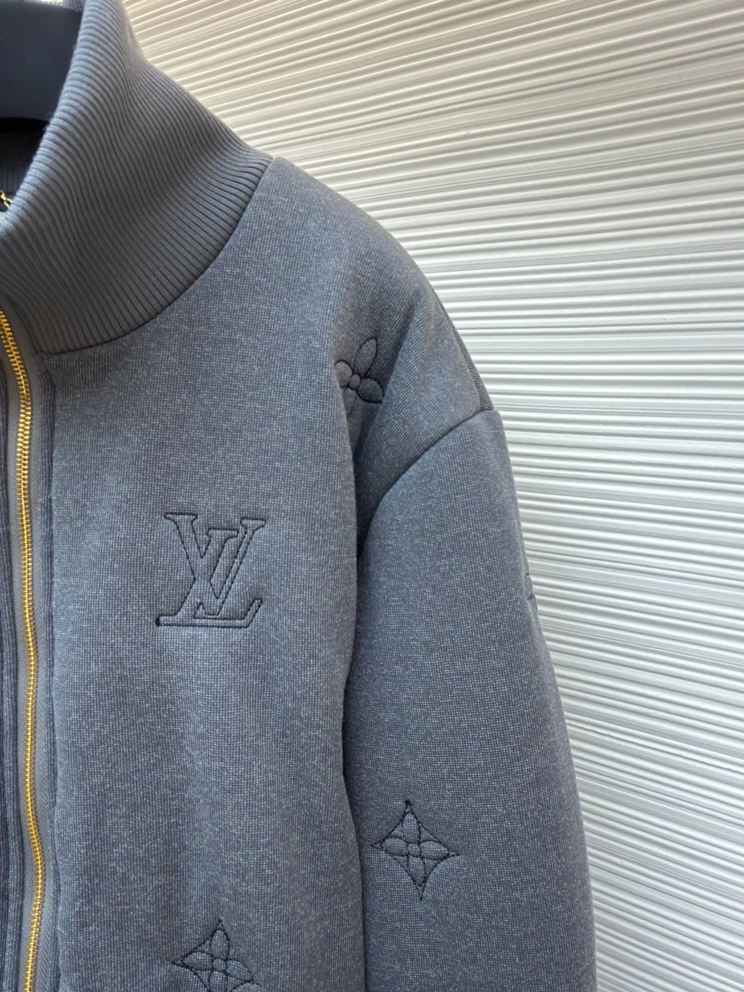 LOUIS VUITTON SKI ski series intarsia embroidered knitted cotton jacket ●Original version: purchased and developed by 32326 ●Item number: 1681833-C30 ●Fabric: cotton fabric ●Technology: knitted embroidery production ●Color: gray ●Version: fitted version ●Weight: about 1175 grams ●Size: 46-48-50-52 ●Description: This LV stand-collar jacket is made of high-density waffle knitted fabric. The surface presents the brand's classic Monogram elements (LV logo, four-leaf flower, star pattern) through the same color three-dimensional embossing process. The embossing depth is even, and the texture is low-key and layered. The placket uses a gold-plated metal zipper with precise and smooth chain teeth. The zipper head is embedded with the LV logo, and the details enhance brand recognition. The collar, cuffs and hem are all ribbed with the same fabric, with moderate elasticity to fit the body shape while ensuring wearing comfort. The body is filled with lightweight thermal cotton, which is evenly fixed through quilting technology, taking into account both bulkiness and warmth. The overall shape is a loose shoulder design, taking into account both casualness and practical wearability. It is an autumn and winter item that combines craftsmanship with brand aesthetics. The overall wiring is straight and delicate, the fabric is comfortable and soft, and the color is consistent without color difference. It can be matched with the same style to create a fashionable look and control various occasions. Customized accessories, complete with three standards, same style for men and women!